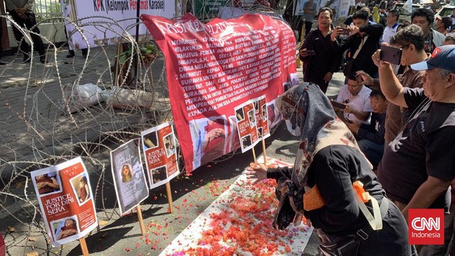 Koalisi masyarakat sipil dari pelbagai elemen menggelar demonstrasi di PN Surabaya, sebagai bentuk protes atas vonis bebas Ronald Tannur (31).