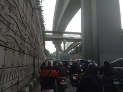 Lalin di Underpass Mampang Arah Kuningan Macet Panjang Pagi Ini