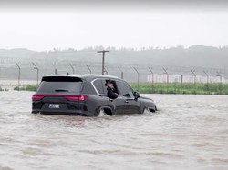 Spesifikasi SUV Miliaran yang Ditumpangi Kim Jong Un Terabas Banjir di Korea Utara