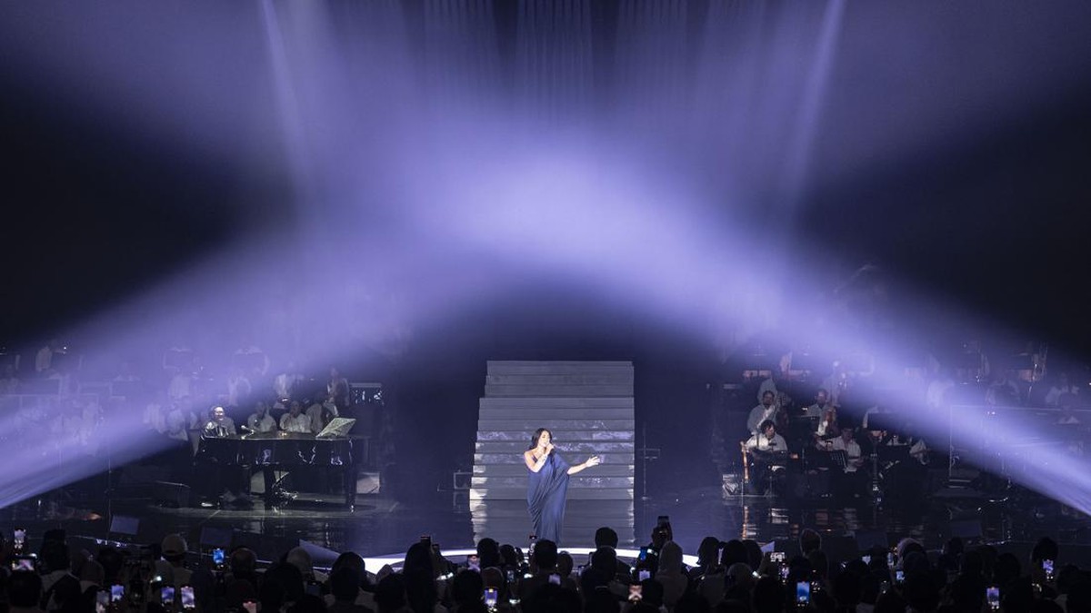 FOTO: Anggun Tutup Konser di Jakarta dengan Tua Tua Keladi