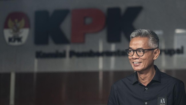 Eks komisioner KPU Wahyu Setiawan selaku saksi kunci dalam kasus yang melibatkan Hasto, memenuhi panggilan KPK hari ini untuk diperiksa.