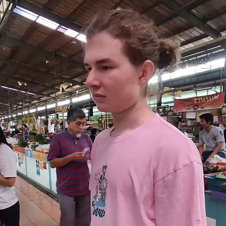 <p>Saat diajak ke pasar, Charles terlihat kebingungan dengan suasana di sana. "Ngajak pacar bule ke pasar. Dia bingung sama barang-barang yang dijual di pasar," kata Leony dalam unggahannya. (Foto: Instagram @leonyvh)</p>