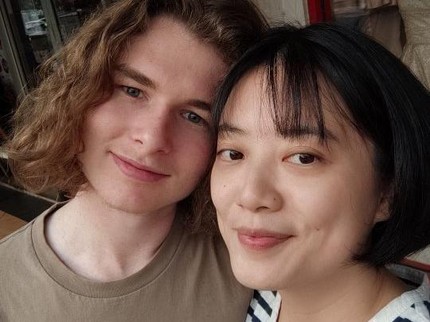 7 Potret Kebersamaan Leony dan Kekasih Bule Jalan-jalan ke Pasar di Jakarta