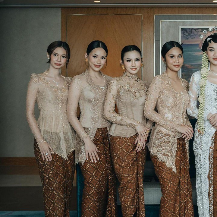 <p>Momen saat mendampingi sahabatnya menuju pelaminan itu juga dibagikan langsung oleh Mahalini melalui beberapa potret yang diunggah di akun Instagram pribadinya. "<em>Welcome to the clubbbbb</em>!!! <em>@aaliyah.massaid @thariqhalilintar," </em>tulis Mahalini, dikutip dari laman <em>Instagram@mahaliniraharja,</em> Senin (29/7/2024). (Foto: Instagram@mahaliniraharja)</p>