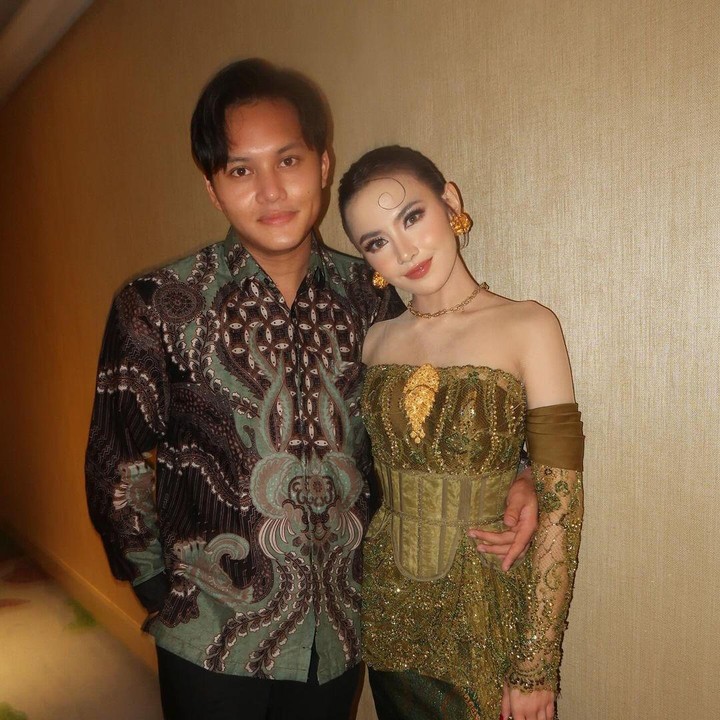 <p>Meski menjadi <em>bridesmaid, </em>perempuan kelahiran 2000 itu tak datang seorang diri. Pasalnya, ia juga memamerkan potret mesra bersama sang suami, Rizky Febian, yang turut hadir. (Foto: Instagram@mahaliniraharja)</p>