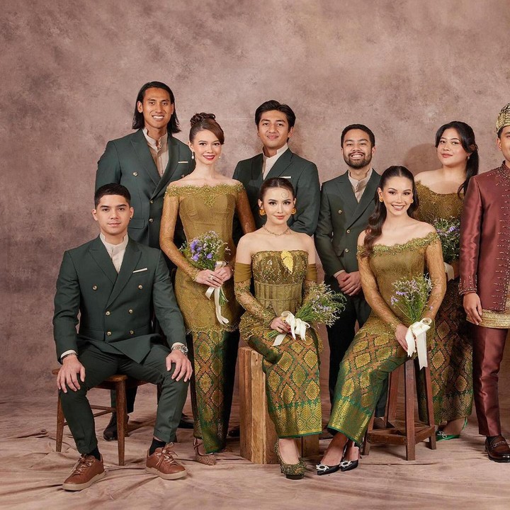 <p>Penampilannya dengan menggunakan seragam <em>bridesmaid</em> pun mencuri perhatian publik. Hal ini karena penyanyi jebolan Indonesian Idol itu tampak memesona menggunakan kebaya modern berwarna hijau. (Foto: Instagram@mahaliniraharja)</p>