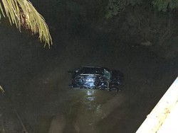 Mobil Kecepatan Tinggi Terjun Bebas ke Sungai di Muara Enim, 2 Luka Berat