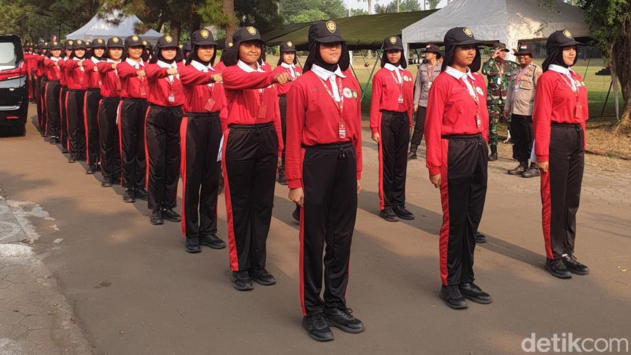 Calon Pasukan Pengibar Bendera Pusaka (Paskibraka) jalani latihan upacara dengan formasi 17-8-45, Sabtu (27/7/2024) di Taman Rekreasi Wiladatika, Cibubur, Depok.