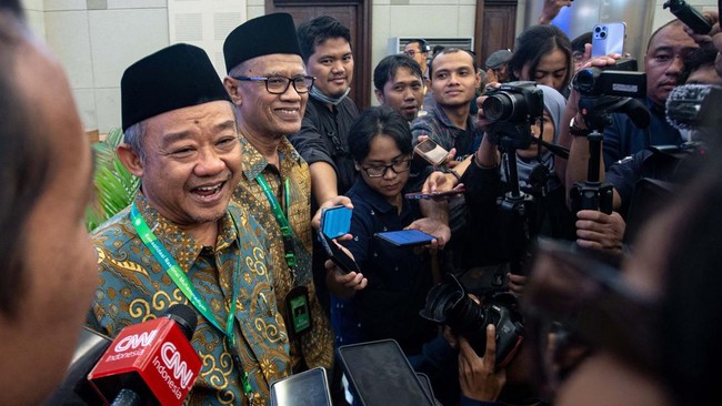 Muhammadiyah mengaku susah memahami langkah dan keputusan DPR RI nan bertentangan dengan MK mengenai syarat calon kepala daerah.