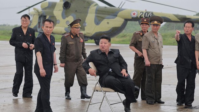 Di Tengah Banjir, Pemimpin Korut Kim Jong Un Turunkan Armada Helikopter Bantu Warga Terdampak