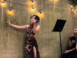 Top! Violis Surabaya Ini Gaungkan Dress Batik Saat Tampil di New York