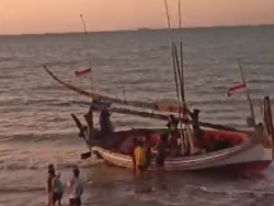 Perahu Misterius Terdampar di Pamekasan, Mesin Masih Menyala