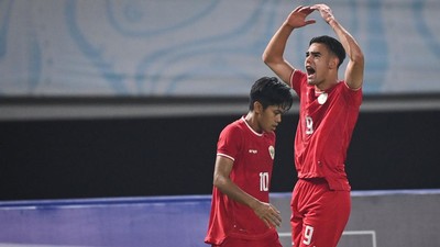 Penyerang Jens Raven menangis histeris setelah Timnas Indonesia U-19 juara Piala AFF U-19 2024 usai mengalahkan Thailand 1-0 pada babak final, Senin (29/7).