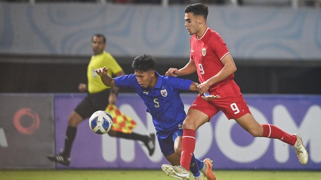 Timnas Indonesia U-19 unggul 1-0 atas Thailand pada babak pertama final Piala AFF U-19 2024 di Stadion Gelora Bung Tomo (GBT), Surabaya, Senin (29/7).