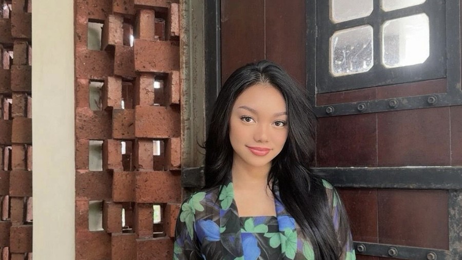 Pose Cantik Naura Ayu Saat Makan di Restoran hingga di Bazar Kuliner