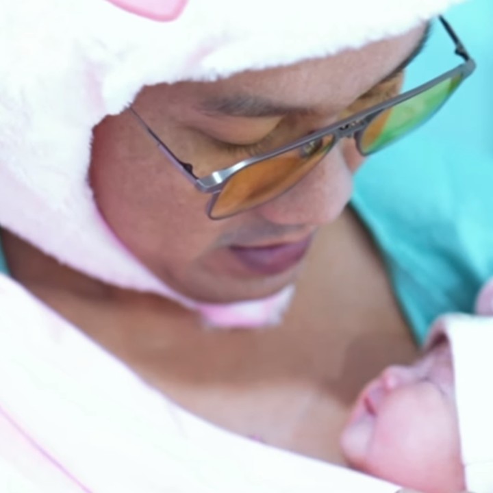 <p>Banyak netizen yang dibuat gemas dengan kedekatan Denny Sumargo dan Gabriell nih, Bunda. Tidak sedikit pula yang mengatakan momen ini akan menjadi momen yang tidak terlupakan. "Aduh aduh aduh gemasnya," ungkap seorang netizen. "Selamat, Ayah. Momen <em>epic</em> sih ini," kata netizen lainnya. (Foto: Instagram: @sumargodenny)</p>