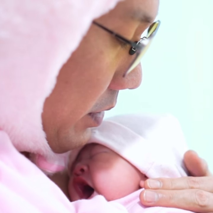 <p>Sejak Gabriella dilahirkan, Denny Sumargo ikut serta mengasuh sang putri dengan penuh kasih. Ia turut begadang dan mengasuh bayinya sampai ketiduran. (Foto: Instagram: @sumargodenny)</p>
