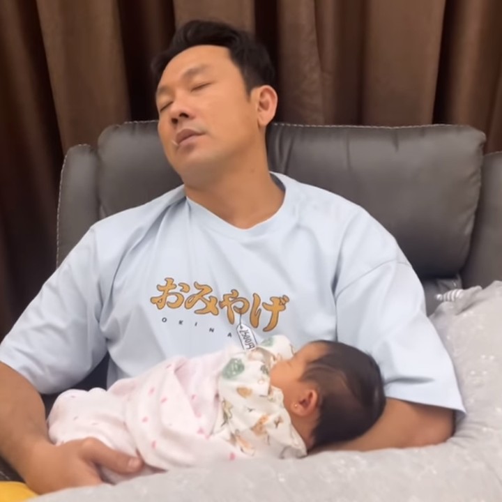 <p>"Si Bapak begadang. Ya ampun, tidur enak banget sih, Yang," tutur Oliv seraya mengunggah video kala sang suami tertidur di kursi sambil memangku putrinya. (Foto: Instagram: @oliviasumargo)</p>