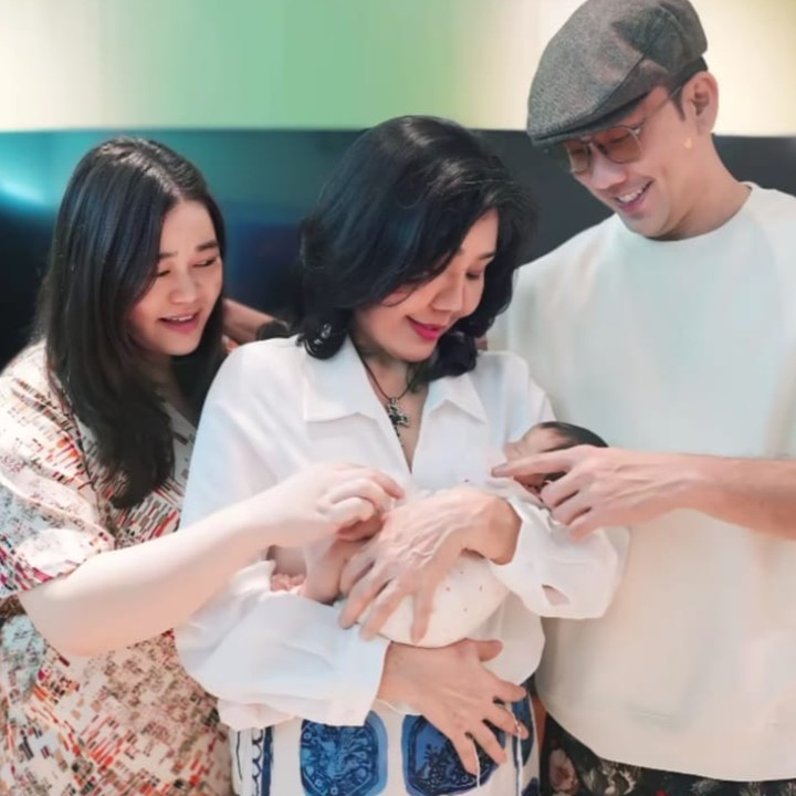 <p>Perjuangan istri aktor Denny Sumargo, Olivia Allan, untuk bisa hamil tidaklah mudah. Sebelum melahirkan anak pertamanya pada 27 Juli 2024, perempuan yang akrab disapa Oliv ini pernah tiga kali mengalami keguguran. Dua di antara kehamilan itu didapatkan secara alami, sementara satu lagi melalui inseminasi. Oliv lalu mencoba untuk hamil lagi melalui program bayi tabung hingga akhirnya dikaruniai seorang anak perempuan bernama Gabriella Allan Soemargo. (Foto: Instagram @oliviasumargo)</p>