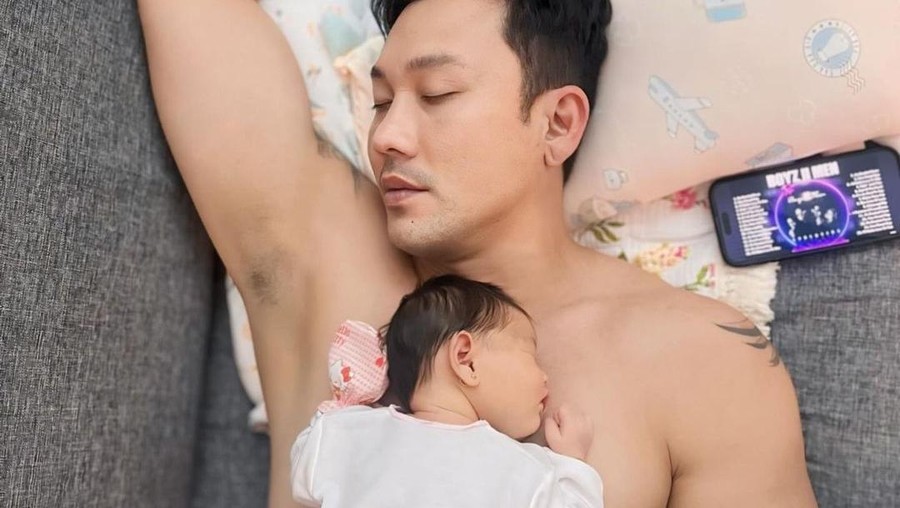 Potret Denny Sumargo Asuh Anak