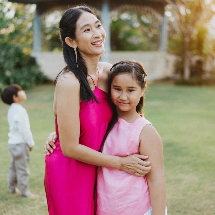 <p>Di tahun ini, Kina sendiri akan genap berusia sembilan tahun. Wah, tidak terasa dirinya sudah masuk ke tahap pra remaja, ya. (Foto: Instagram: @happysalma)</p>