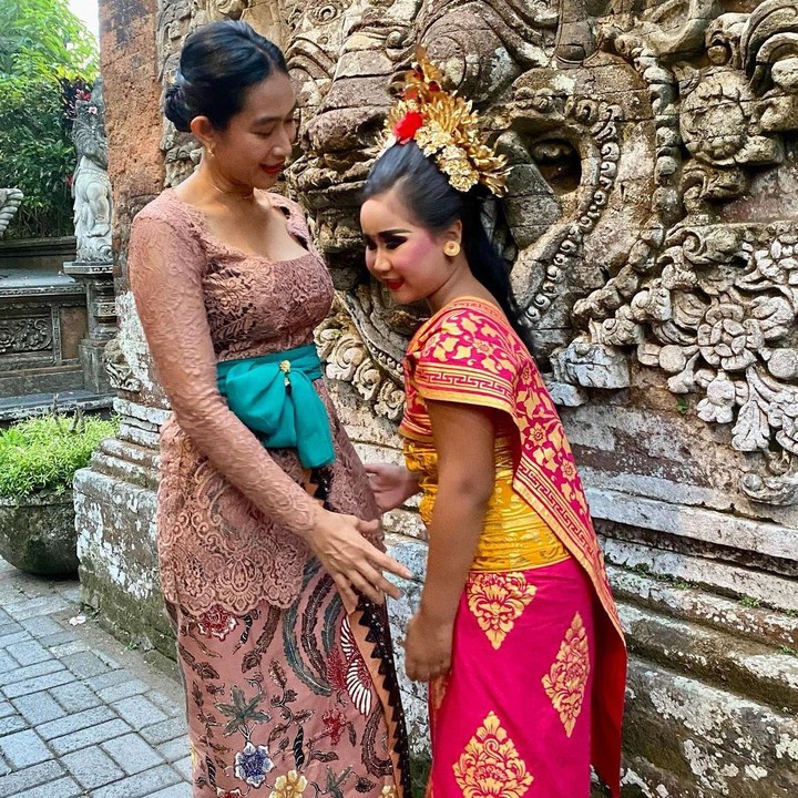 <p>"Kina nama yang indah. Sehat ya ponakanku yang cantik," ungkap seorang netizen dengan emotikon hati. "Gemas lihat anaknya cantik dan lucu. Wajahnya sangat memperlihatkan hati yang luar biasa," kata netizen lainnya. (Foto: Instagram: @happysalma)</p>