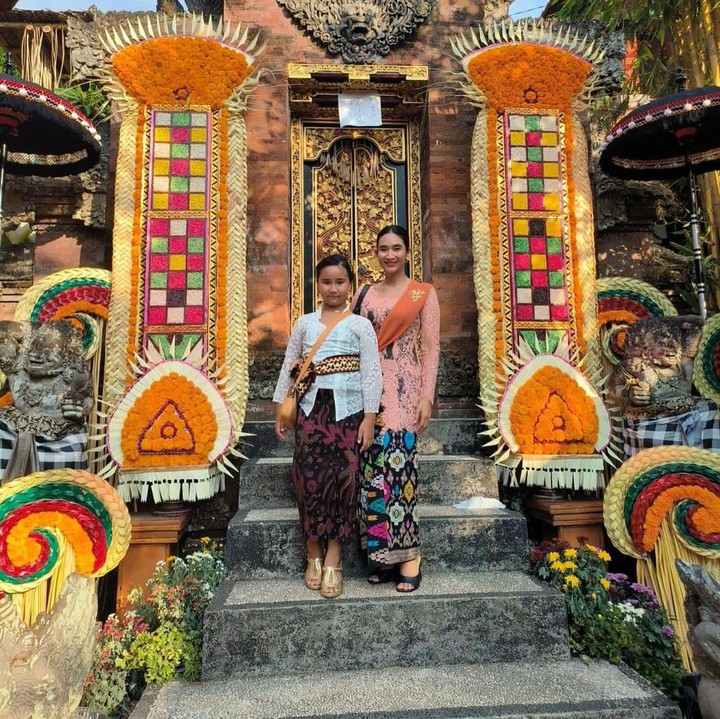 <p>Melihat dari berbagai unggahan Happy Salma, Sri Kinandari kerap terlihat mengenakan pakaian adat Bali layaknya sang ibunda. (Foto: Instagram: @happysalma)</p>