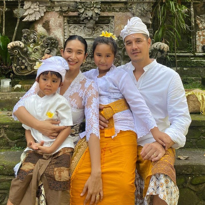 <p>Artis Happy Salma menikah dengan seorang bangsawan Bali, Tjokorda Bagus Dwi Santana Kertayasa pada tahun 2010, Bunda. Dari pernikahan ini, keduanya pun dikaruniai dua orang anak. (Foto: Instagram: @happysalma)</p>