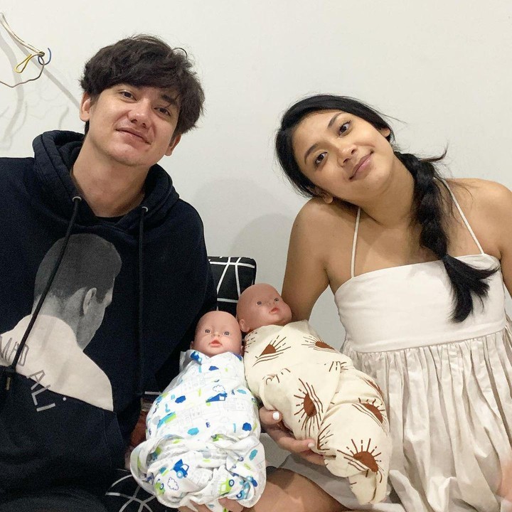 <p>Sebelum sang anak lahir, Adipati Dolken turut menyempatkan waktu untuk mengikuti kelas bersama sang istri, Canti Tachril. Adipati mengikuti beberapa kelas <em>private</em> seperti <em>hypnobirthing and childbirth education</em> hingga <em>newborn care</em>. Sang bidan, Jamilatus Sadiyah, mengungkap bahwa Adipati sangat ahli ketika diminta berpraktik. "Mas Adipati ternyata jago banget praktiknya langsung lancar sat set sat set," katanya. (Foto: Instagram: @jamilatus.sadiyah @bumilpamil.id)</p>