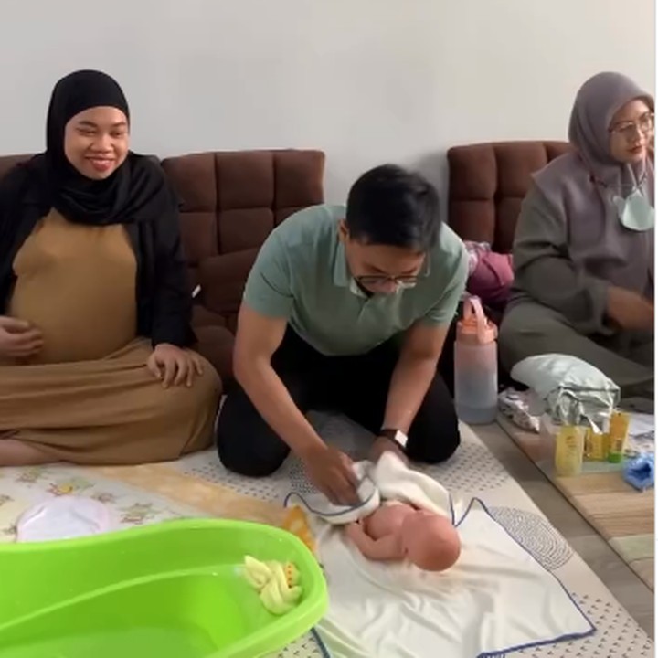<p>Suami Mumuk Gomez, Eno Retra, mengikuti kelas <em>breastfeeding</em> dan <em>newborn care</em> agar lebih teredukasi ketika Si Kecil lahir, Bunda. Di sini, keduanya pun mendapatkan berbagai ilmu mulai dari memandikan anak, membedong, hingga mengganti popok. "(Pas lahiran) enggak kaget banget. Jadi pas sudah lahir, kita punya ilmunya dan kita bisa langsung praktik dari ilmu yang kita dapat di sini," papar Eno. (Foto: dok. Instagram @jamilatus.sadiyah @bumilpamil.id)</p>