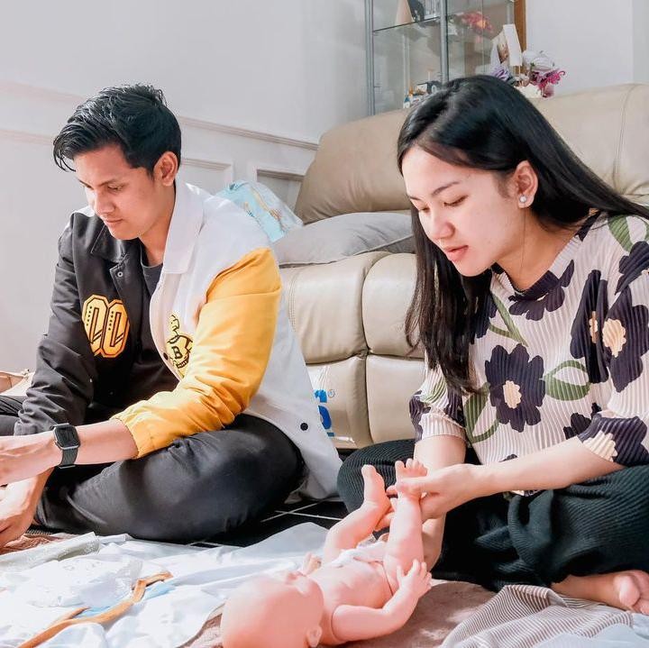 <p>Konten Kreator Ibnu Wardani turut mengikuti kelas persiapan menyusui dan perawatan bayi baru lahir. Hal tersebut dilakukannya saat sang istri, Lita Hutami, mengandung anak pertamanya. Tidak hanya belajar tentang persiapan persalinan, Ibnu juga bertemu dengan konselor laktasi demi mendapat ilmu seputar persiapan menyusui sang istri. (Foto: dok. Instagram @jamilatus.sadiyah @bumilpamil.id)</p>