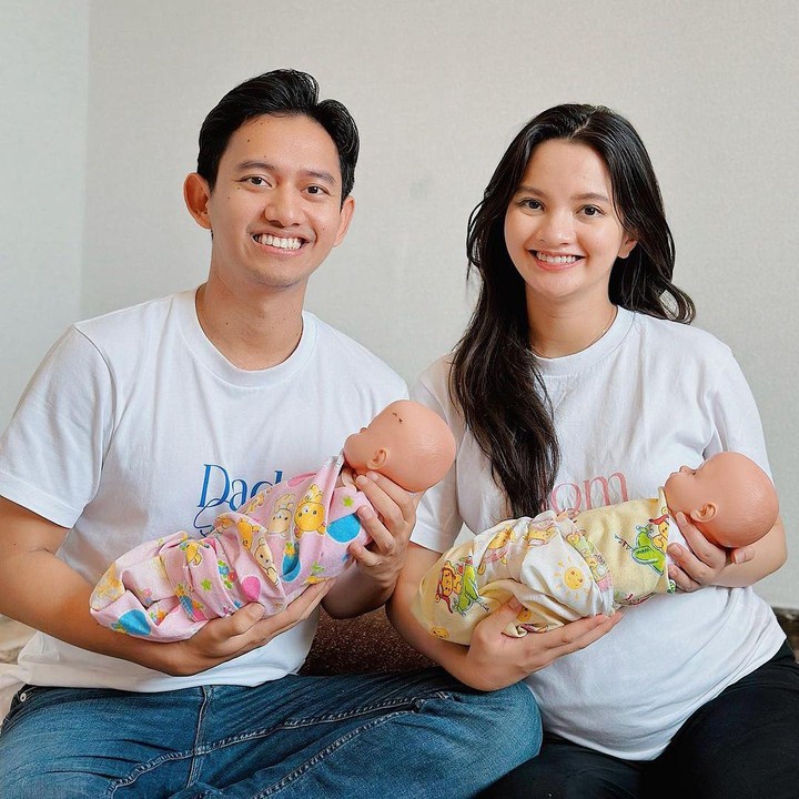 <p>Belva Devara pernah mengikuti kelas <em>newborn</em> dan <em>brestfeeding</em> bersama sang istri, Sabrina Anggraini. "Wajib banget hukumnya yang mau punya anak untuk ikut kelas gini karena kalau misalnya cuma baca buku atau mendengar cerita teman, itu sama sekali enggak cukup," papar Belva. (Foto: dok. Instagram @jamilatus.sadiyah @bumilpamil.id)</p>