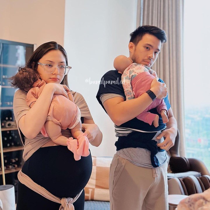 <p>Sama seperti Belva Devara, suami Jessica Mila, Yakub Hasibuan, turut mengikuti kelas <em>newborn care</em> dan <em>breastfeeding</em>, Bunda. Tidak hanya mendengar pembahasan tentang menyusui, Yakub turut fokus melakukan praktik mulai dari mengganti popok, memandikan bayi, membedong, menggendong, hingga perawatan tali pusar. (Foto: dok. Instagram @jamilatus.sadiyah @bumilpamil.id)</p>