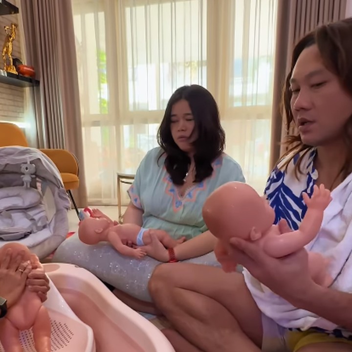 <p>Denny Sumargo baru saja dikaruniai seorang putri bernama Gabriella, Bunda. Sebelum sang istri, Olivia Allan, melahirkan, Denny pernah mengikuti<em> baby class</em> dan mempelajari berbagai macam hal mulai dari cara menggendong hingga memandikan anak. (Foto: dok. Instagram @sumargodenny)</p>