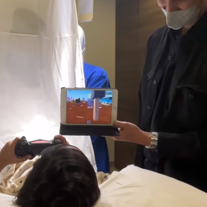<p>Kala prosesi berlangsung, Arrasya membuktikan keberaniannya, Bunda. Ia sama sekali tidak menangis, bahkan sangat tenang sambil bermain game bersama sang Ayah. (Foto: Instagram: @tasyakamila)</p>