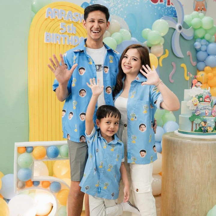 <p>Putra Tasya Kamila dan Randi Bachtiar, Arrasya Bachtiar, baru saja menjalani prosesi sunatan, Bunda. Padahal, saat ini usianya baru saja menginjak lima tahun, lho. (Foto: Instagram: @tasyakamila)</p>