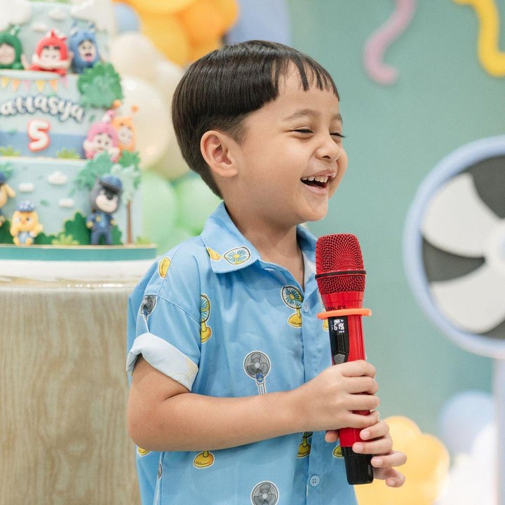 <p>Sesaat sebelum disunat, sang Ayah turut mempertanyakan kesiapan Arrasya. Dengan tegas, Arrasya pun menjawab bahwa ia sudah siap disunat dan tidak merasa takut. (Foto: Instagram: @tasyakamila)</p>
