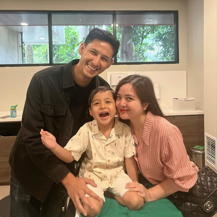 <p>Banyak netizen yang turut memuji keberanian Arrasya nih, Bunda. Tidak sedikit yang mengucapkan selamat dan doa atas sunatan Arrasya. (Foto: Instagram: @tasyakamila)</p>