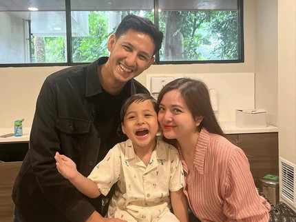 7 Potret Arrasya Putra Tasya Kamila Disunat, Santuy Sambil Main Game Bun