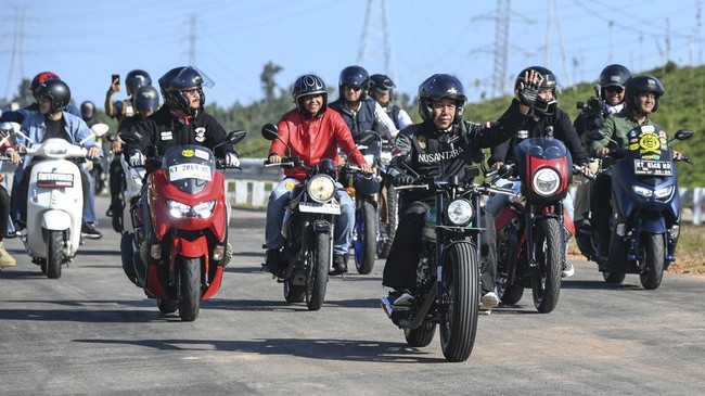 Presiden Joko Widodo (Jokowi) dan sejumlah influencer serta artis menyempatkan diri berkonvoi motor di Ibu Kota Negara (IKN) Nusantara.