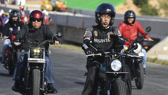 Menteri Pekerjaan Umum dan Perumahan Rakyat (PUPR) Basuki Hadimuljono menggunakan Honda Rebel 500 di Ibu Kota Nusantara (IKN).