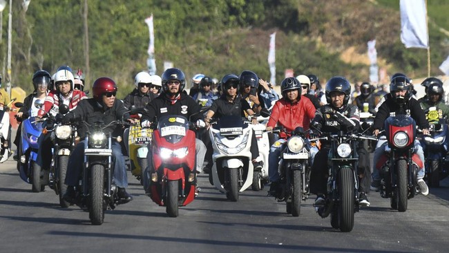 Presiden Joko Widodo temani sejumlah artis dan influencer saat bersepeda motor di Ibu Kota Negara (IKN) Nusantara, Kalimantan Timur, Minggu (28/7).
