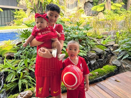 5 Potret Kebersamaan Baby Lily Bareng Rafathar dan Rayyanza, Kompak Bun