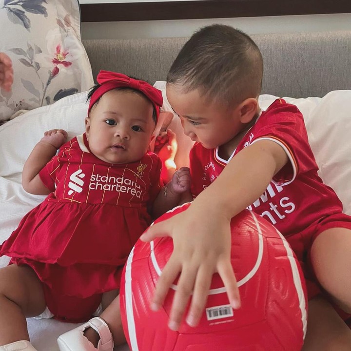 <p>Raffi Ahmad dan Nagita Slavina kembali membagikan potret bayi yang mereka asuh, yaitu Baby Lily. Ia tengah menghabiskan waktu bersama kedua kakaknya, nih. (Foto: Instagram @raffinagita1717)</p>