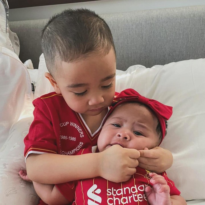 <p>Putra Gigi dan Raffi yang akrab disapa Cipung itu sudah sangat dekat dengan Baby Lily. Bikin gemas ya, Bunda? (Foto: Instagram @raffinagita1717)</p>