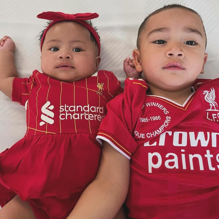 <p>Baby Lily dan Rayyanza tampil kompak dengan mengenakan jersey klub sepak bola Liverpool, nih. Keduanya terlihat menggemaskan, ya? (Foto: Instagram @raffinagita1717)</p>