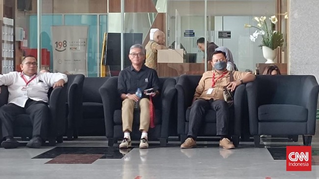 Anggota KPU periode 2017-2022 Wahyu Setiawan kembali menyambangi KPK untuk menjalani pemeriksaan sebagai saksi kasus Harun Masiku.