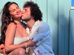 Selena Gomez Didesak Fans Putus Gegara Benny Blanco Jarang Mandi