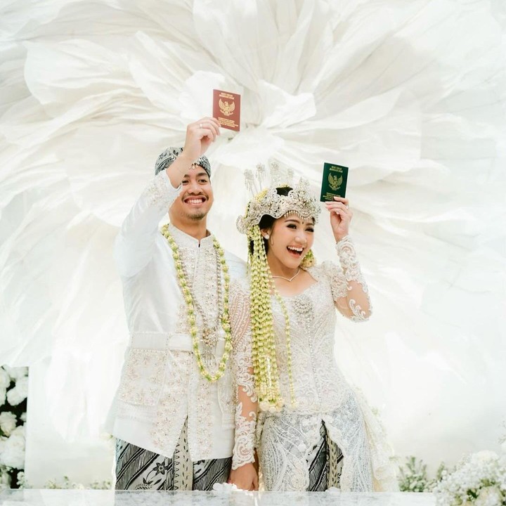 <p>Pada proses akad nikahnya, Shasa dan Gio memilih busana adat Sunda berwarna putih. <em>"Oh, love, it really is as golden as daylight,"</em> tulis Shasa, dikutip dari laman Instagram @shazhaniaa<em>,</em> Senin (29/7/2024). (Foto: Instagram@shazhaniaa)</p>