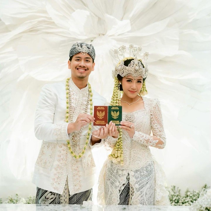 <p>Momen istimewa itu diketahui langsung melalui akun Instagram pribadi keduanya yang secara kompak mengunggah beberapa potret saat melangsungkan akad nikah pada Minggu (28/7/2024) pagi. (Foto: Instagram@shazhaniaa)</p>